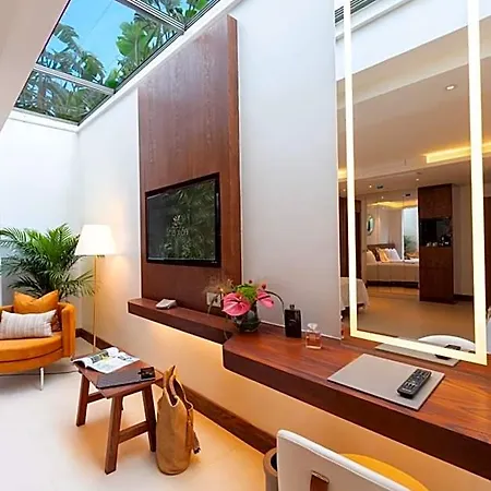 The Xon Hotel *