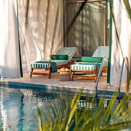 The Xon Hotel